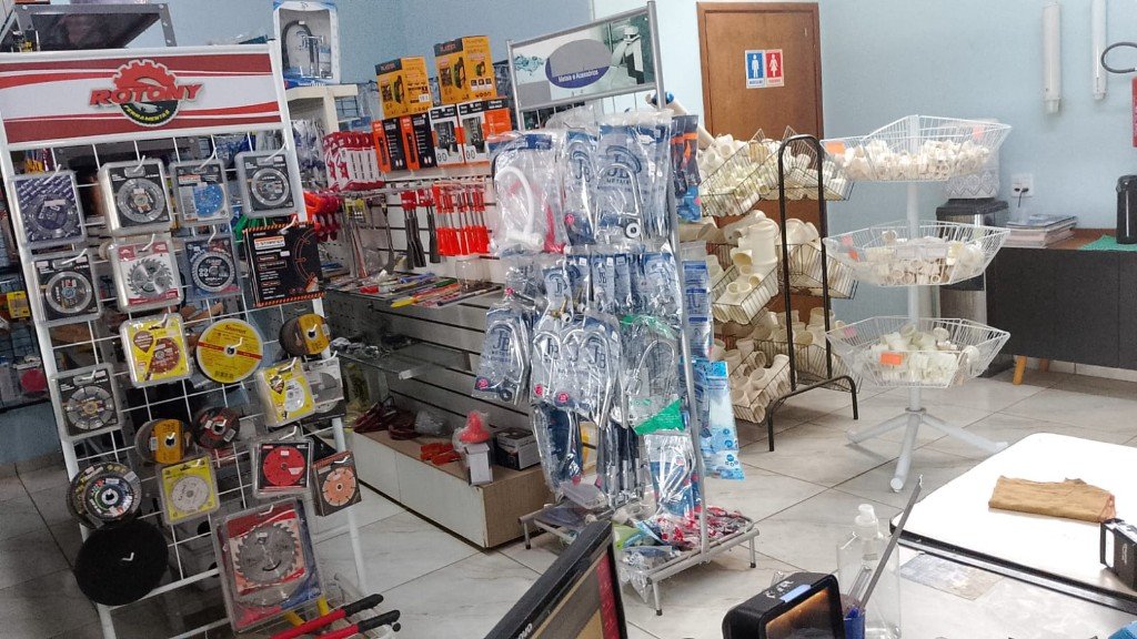Interior da loja CINE em Poá, com ferramentas, hidráulica e ferragens
