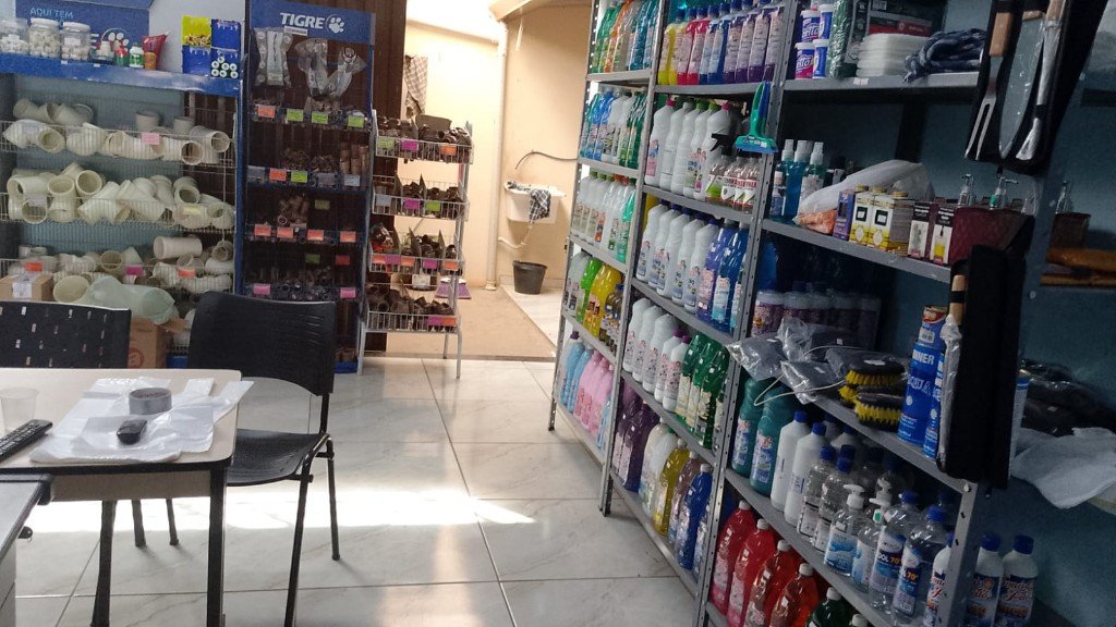 Corredor da loja CINE com hidráulica Tigre e utilidades